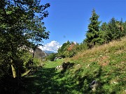 58 Passiamo per sentierino sui prati a fianco della Casa Castello (600 m)